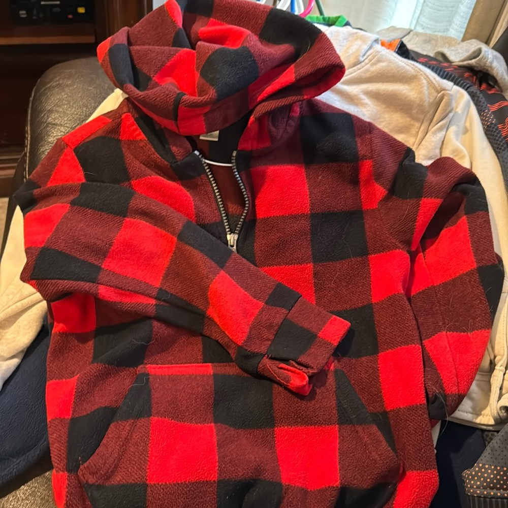 Red black hooded pullover